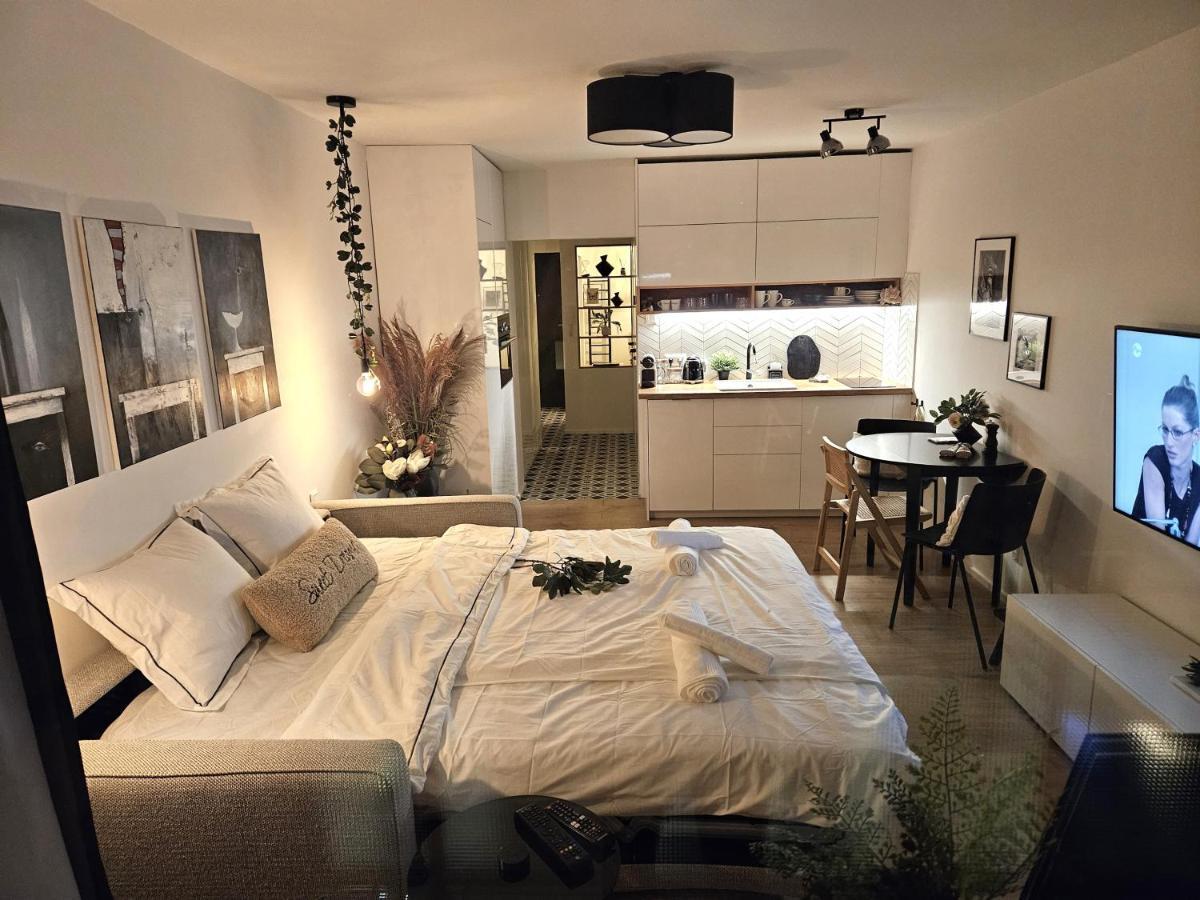 Design Apt In Old Town-Free Parking-Balcony บราติสลาวา ภายนอก รูปภาพ