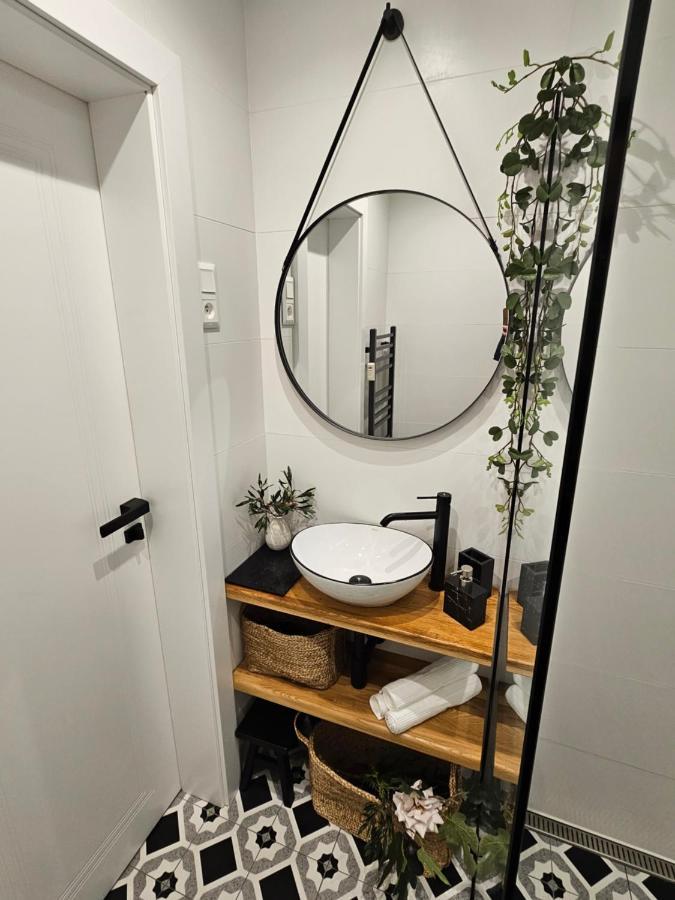 Design Apt In Old Town-Free Parking-Balcony บราติสลาวา ภายนอก รูปภาพ