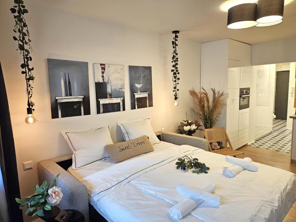Design Apt In Old Town-Free Parking-Balcony บราติสลาวา ภายนอก รูปภาพ