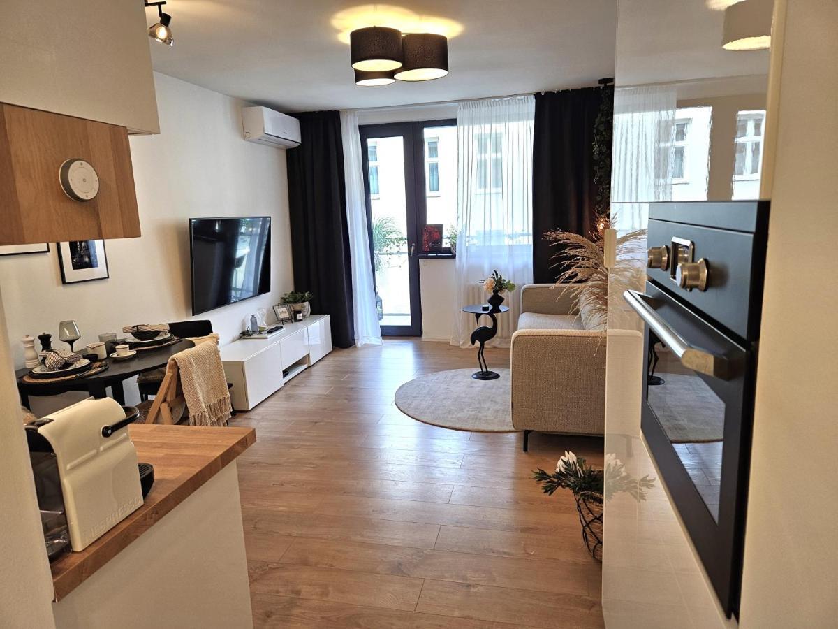 Design Apt In Old Town-Free Parking-Balcony บราติสลาวา ภายนอก รูปภาพ